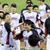 [포토]'2500안타 김현수' 끝내기 천성호 축하