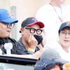 [한번에쓱]폭염에 마스크는 좀 그렇지? '강풀작가와 한화-LG 경기' 찾은 윤종신