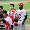 [한번에쓱]'3-1 승리 자축하는 랜더스'