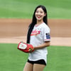 [한번에쓱]'삼성에서 SSG 이적기념 시구' 치어리더 이수진