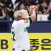 [포토] 메르세데스 'KT 테이블세터에 당했다'