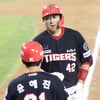 [포토] 김태군 '홈런 치고 웃을 수 없다니'