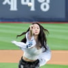 [한번에쓱]'마법처럼 던지고 휘리릭~~' KT-SSG전 시구나선 소유