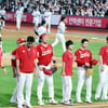 [포토]'아쉬운 발걸음' 9회말 끝내기로 패한 SSG