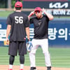 [한번에쓱]'잘 키우고 싶은 오선우' 수비 집중 지도하는 KIA 이범호 감독