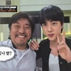 방탄소년단 진 보러 美서 13시간 비행 에드워드 리, 굿즈 티셔츠→SNS '찐팬' 인증 화제
