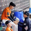 [영상]짠한 순간 '한화 6연패탈출 해낸 황준서 두손 꼭 잡은 양상문 코치'