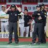 [포토] 리베라토 체크스윙 판독하는 심판진