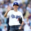 '다저스 시구' 손흥민, 스트라이크 던졌다! '친한파' 스넬이 공 받고, 프리먼과 유니폼 교환까지 완료