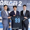 구자철, 감독-코치와 진지한 입단식[★포토]