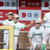 [포토]'고척돔에 몰려온 MLB스카우터들' 가운데 폰세 상대로 솔로홈런 터트린 송성문