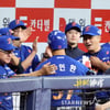 [포토]김인환 홈런에 신난 코치들
