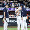 [포토]'볼맞은 노시환, 사과하는 한재승'
