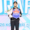 '신인 최대어' 이지윤, 전체 1순위 한국도로공사 유니폼 입었다... 3년 연속 1순위 '행운' [드래프트 현장]