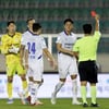 2경기 연속 레드카드, 자멸하는 수원... 점점 멀어지는 '다이렉트 승격'