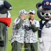 [한번에쓱]한미공군 콜라보시구 시타'두산-LG 잠실대첩 시구나선' 정윤석 공군소령, 시타는 더스틴 메레디스미 공군 소령