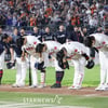 [포토] 5연패 롯데 짠하게 보는 독수리 군단