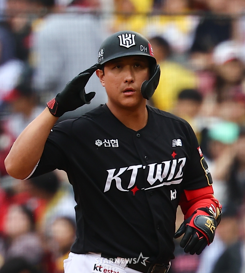 [서울=뉴시스] 김근수 기자 =  6일 오후 서울 송파구 잠실야구장에서 열린 2024 프로야구 준플레이오프 2차전 kt 위즈와 LG 트윈스의 경기, 2회초 2사 주자 3루 상황에서 kt 황재균이 선제 1타점 1루타를 치고 기뻐하고 있다. 2024.10.06. ks@newsis.com /사진=김근수