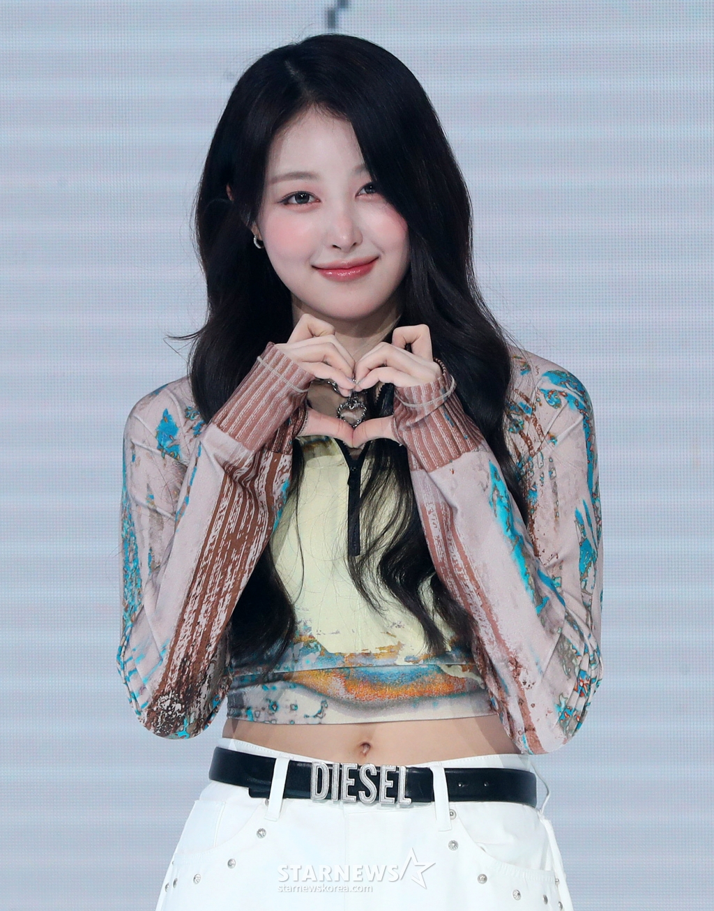 [서울=뉴시스] 김혜진 기자 = 그룹 세이마이네임 소하가 12일 오후 서울 마포구 쇼킹케이팝센터에서 열린 두 번째 앨범 'My Name Is…(마이 네임 이즈)' 발매 기념 쇼케이스에서 포즈를 취하고 있다.   타이틀곡 '샤랄라'는 레트로한 사운드와 아날로그적인 테마를 통해 사랑스러운 분위기를 더욱 극대화하는 곡이다. 2025.03.12. jini@newsis.com /사진=김혜진