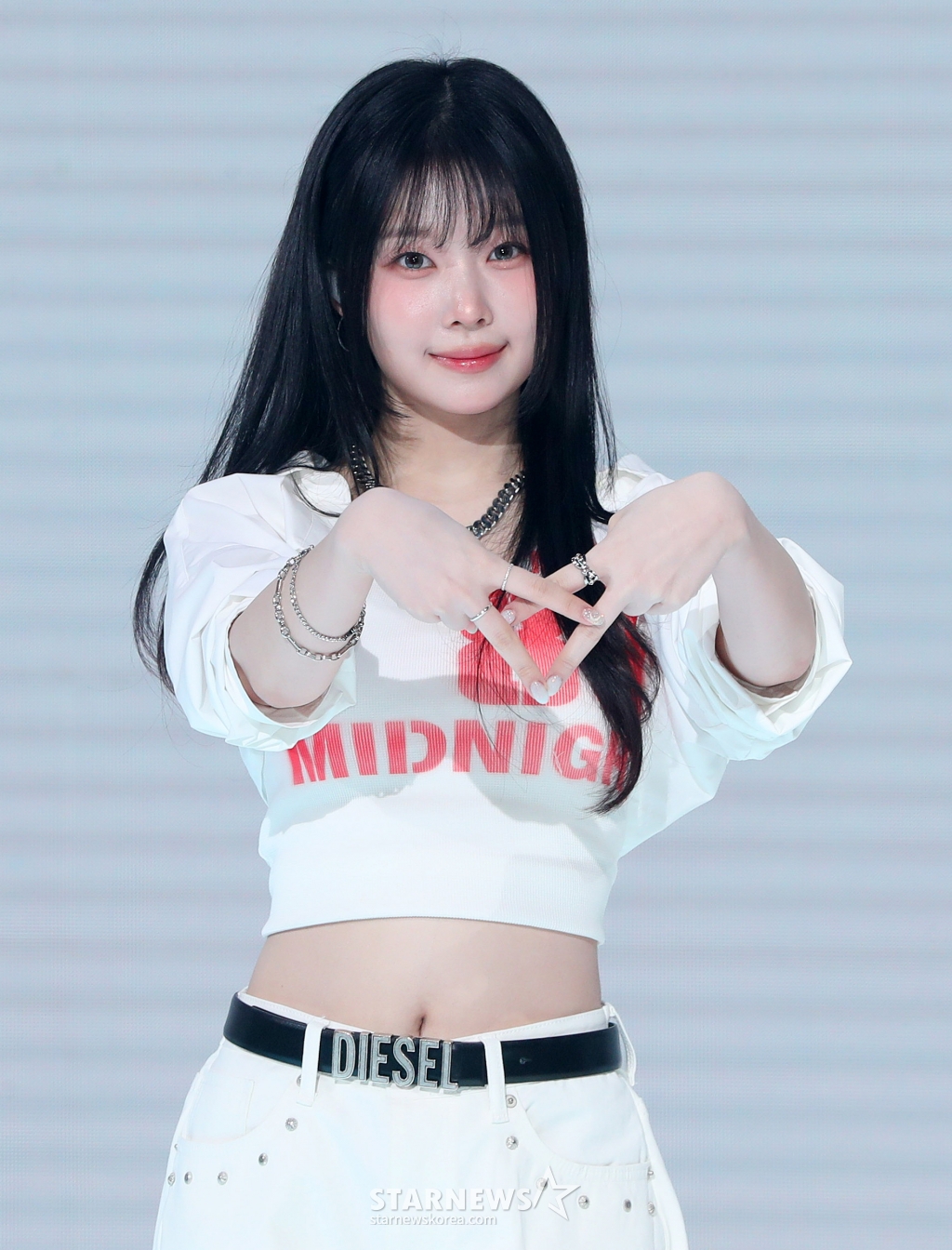 [서울=뉴시스] 김혜진 기자 = 그룹 세이마이네임 도희가 12일 오후 서울 마포구 쇼킹케이팝센터에서 열린 두 번째 앨범 'My Name Is…(마이 네임 이즈)' 발매 기념 쇼케이스에서 포즈를 취하고 있다.   타이틀곡 '샤랄라'는 레트로한 사운드와 아날로그적인 테마를 통해 사랑스러운 분위기를 더욱 극대화하는 곡이다. 2025.03.12. jini@newsis.com /사진=김혜진