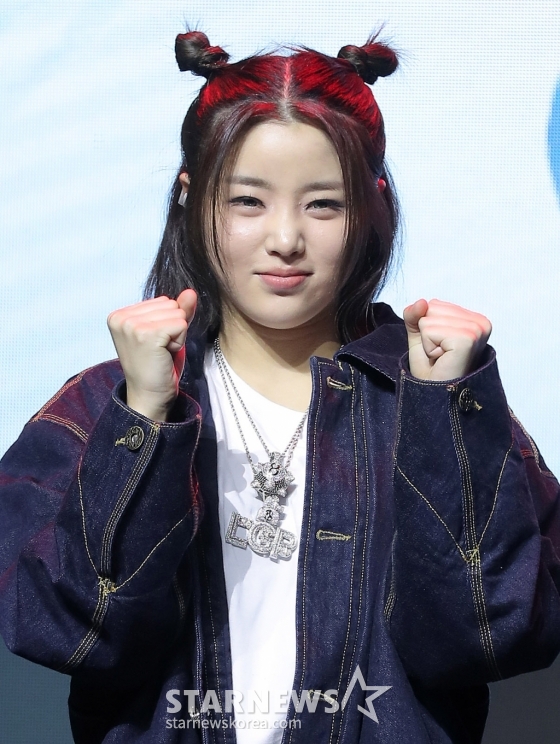 걸그룹 영파씨(YOUNG POSSE) 정선혜가 4일 오후 서울 서대문구 예스24 원더로크홀에서 진행된 스페셜 앨범 'COLD' 발매 기념 쇼케이스에 참석해 포즈를 취하고 있다.  영파씨의 이번 앨범에는 타이틀곡 'COLD (feat.10CM)'를 중심으로 'Lovestagram', 'Blue Dot', 'Daddy Don't Leave Me', 'Santa Claus left me no goodz', 'Oskar's Drawing', 'COLD (YPS Colder Ver.)' 등 5개 가창곡과 2개 연주곡이 수미상관 구조를 이룬다. 특히, 각 트랙은 영파씨와 증경화가 뮤직비디오에서 연기한 인물들의 심경을 대변하는 만큼 보고, 듣는 재미를 모두 담고 있다. 2025.03.04 /사진=김창현 chmt@