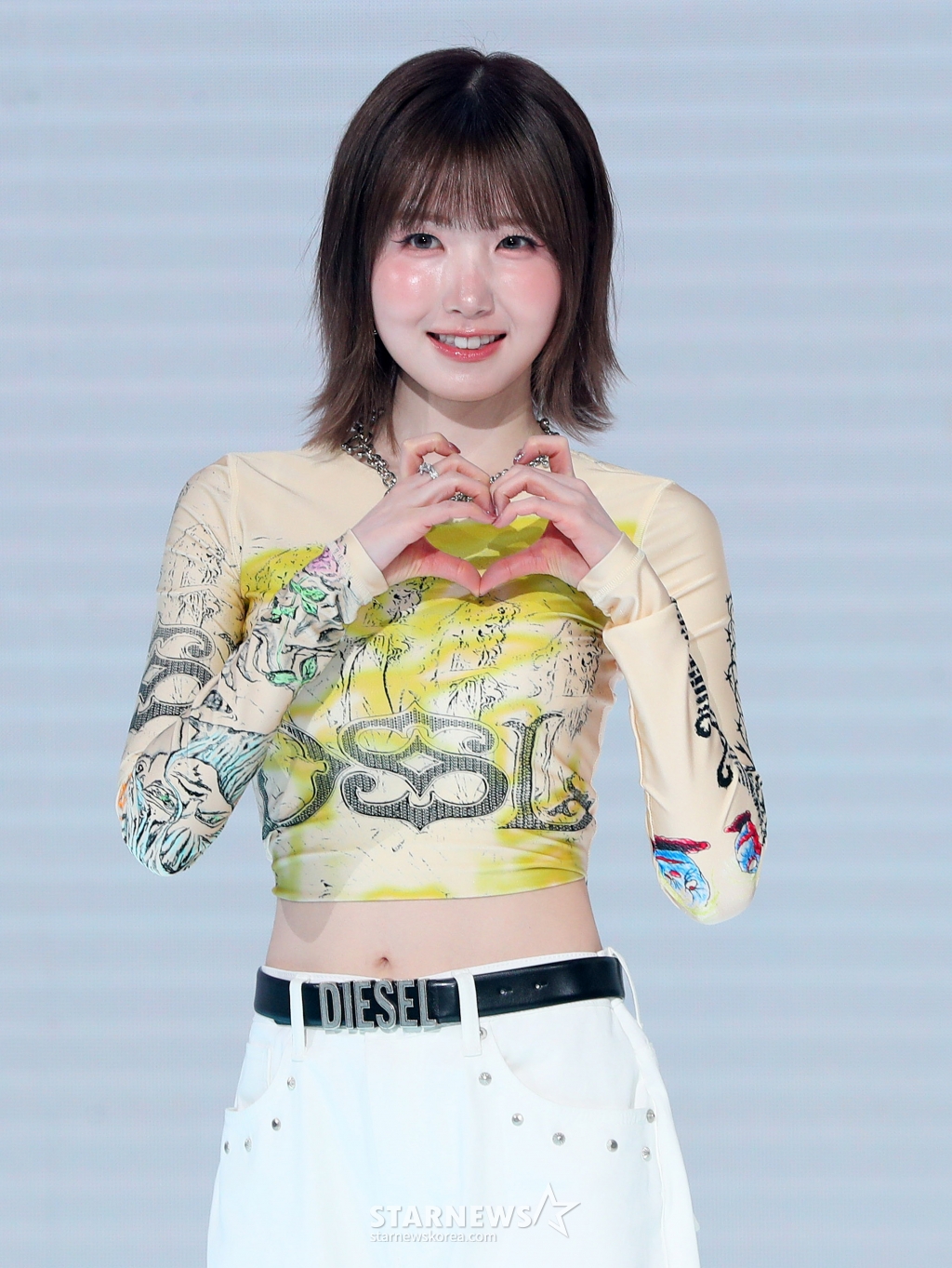 [서울=뉴시스] 김혜진 기자 = 그룹 세이마이네임 히토미가 12일 오후 서울 마포구 쇼킹케이팝센터에서 열린 두 번째 앨범 'My Name Is…(마이 네임 이즈)' 발매 기념 쇼케이스에서 포즈를 취하고 있다.   타이틀곡 '샤랄라'는 레트로한 사운드와 아날로그적인 테마를 통해 사랑스러운 분위기를 더욱 극대화하는 곡이다. 2025.03.12. jini@newsis.com /사진=김혜진