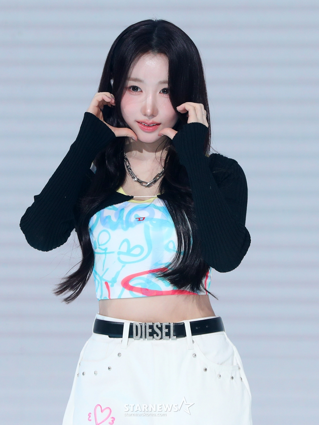 [서울=뉴시스] 김혜진 기자 = 그룹 세이마이네임 메이가 12일 오후 서울 마포구 쇼킹케이팝센터에서 열린 두 번째 앨범 'My Name Is…(마이 네임 이즈)' 발매 기념 쇼케이스에서 포즈를 취하고 있다.   타이틀곡 '샤랄라'는 레트로한 사운드와 아날로그적인 테마를 통해 사랑스러운 분위기를 더욱 극대화하는 곡이다. 2025.03.12. jini@newsis.com /사진=김혜진