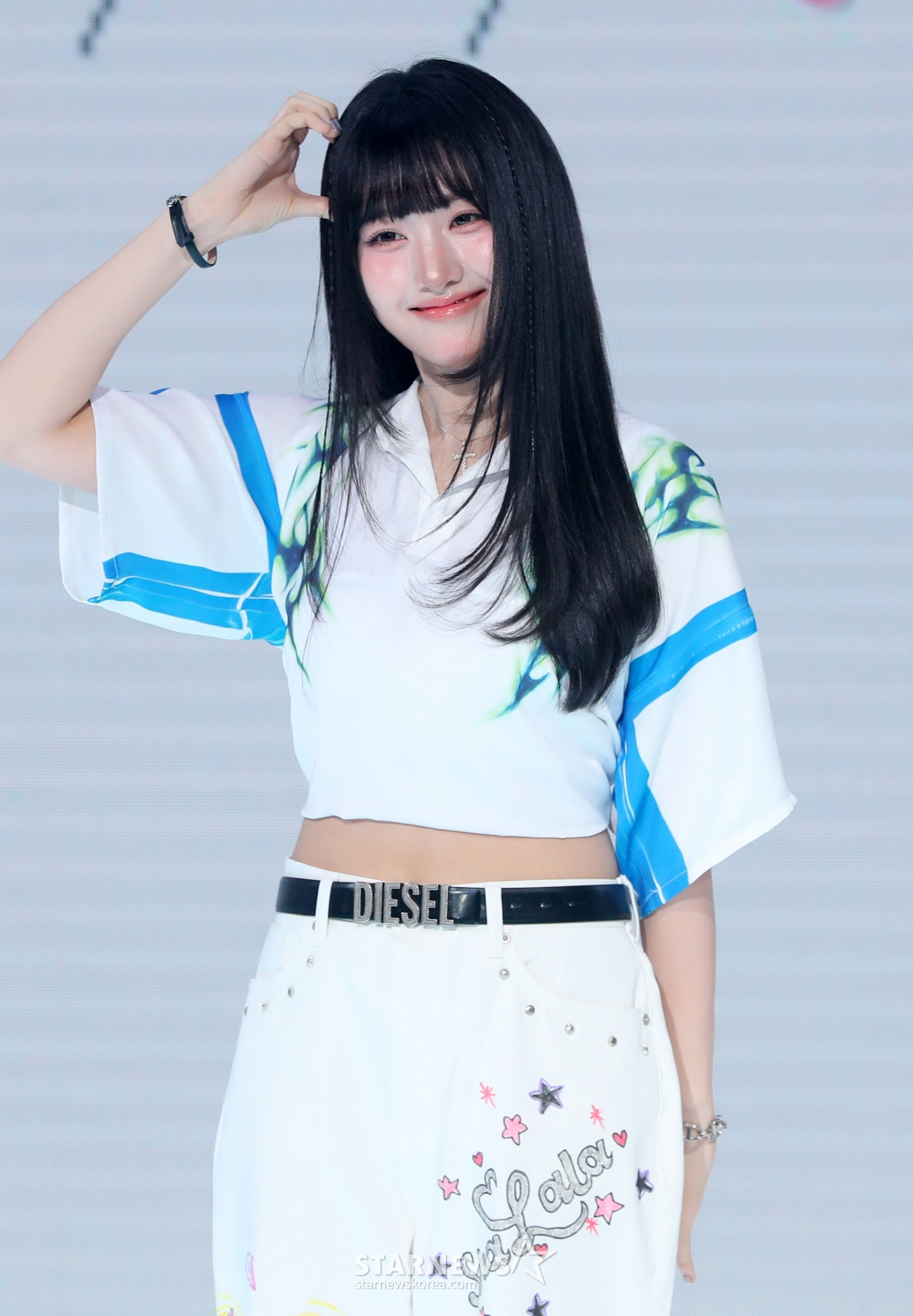 [서울=뉴시스] 김혜진 기자 = 그룹 세이마이네임 준휘가 12일 오후 서울 마포구 쇼킹케이팝센터에서 열린 두 번째 앨범 'My Name Is…(마이 네임 이즈)' 발매 기념 쇼케이스에서 포즈를 취하고 있다.   타이틀곡 '샤랄라'는 레트로한 사운드와 아날로그적인 테마를 통해 사랑스러운 분위기를 더욱 극대화하는 곡이다. 2025.03.12. jini@newsis.com /사진=김혜진