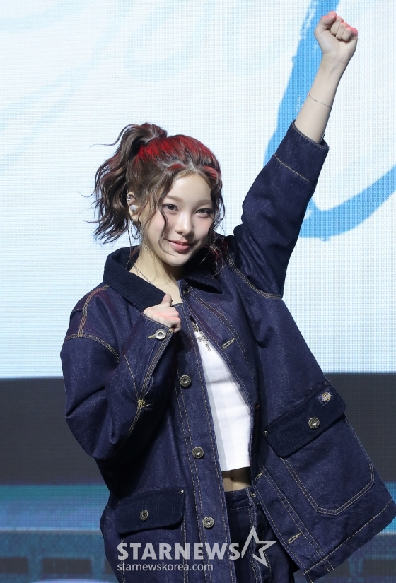 걸그룹 영파씨(YOUNG POSSE) 지아나가 4일 오후 서울 서대문구 예스24 원더로크홀에서 진행된 스페셜 앨범 'COLD' 발매 기념 쇼케이스에 참석해 포즈를 취하고 있다.  영파씨의 이번 앨범에는 타이틀곡 'COLD (feat.10CM)'를 중심으로 'Lovestagram', 'Blue Dot', 'Daddy Don't Leave Me', 'Santa Claus left me no goodz', 'Oskar's Drawing', 'COLD (YPS Colder Ver.)' 등 5개 가창곡과 2개 연주곡이 수미상관 구조를 이룬다. 특히, 각 트랙은 영파씨와 증경화가 뮤직비디오에서 연기한 인물들의 심경을 대변하는 만큼 보고, 듣는 재미를 모두 담고 있다. 2025.03.04 /사진=김창현 chmt@