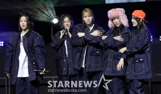 걸그룹 영파씨(YOUNG POSSE)가 4일 오후 서울 서대문구 예스24 원더로크홀에서 진행된 스페셜 앨범 'COLD' 발매 기념 쇼케이스에 참석해 멋진 무대를 선보이고 있다.  영파씨의 이번 앨범에는 타이틀곡 'COLD (feat.10CM)'를 중심으로 'Lovestagram', 'Blue Dot', 'Daddy Don't Leave Me', 'Santa Claus left me no goodz', 'Oskar's Drawing', 'COLD (YPS Colder Ver.)' 등 5개 가창곡과 2개 연주곡이 수미상관 구조를 이룬다. 특히, 각 트랙은 영파씨와 증경화가 뮤직비디오에서 연기한 인물들의 심경을 대변하는 만큼 보고, 듣는 재미를 모두 담고 있다. 2025.03.04 /사진=김창현 chmt@