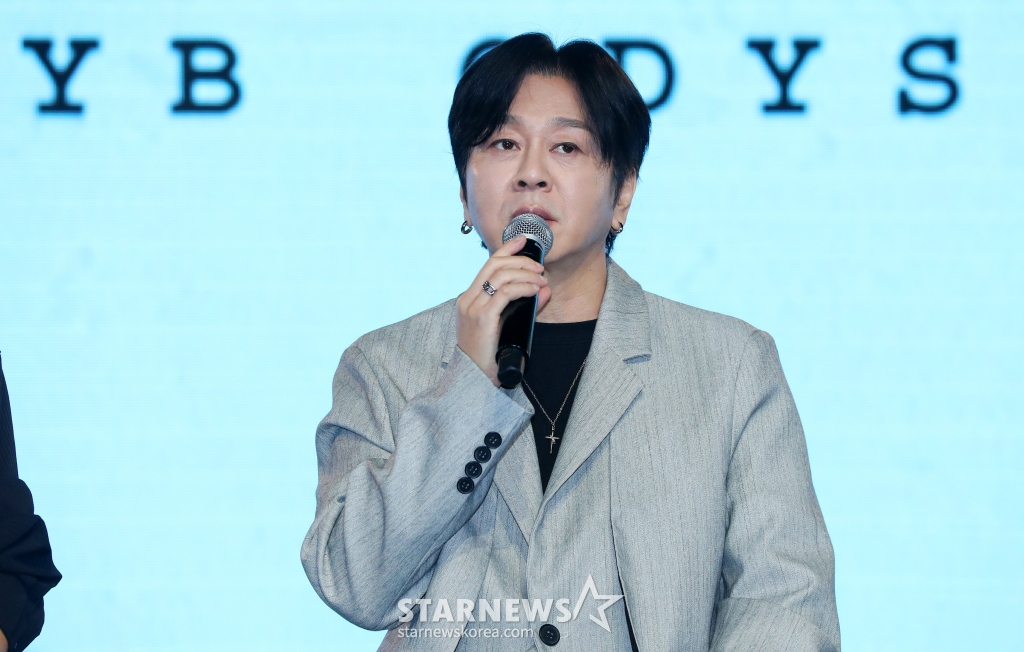 [서울=뉴시스] 김혜진 기자 = YB 윤도현이 17일 오후 서울 마포구 롤링홀에서 열린 새 앨범 '오디세이'(Odyssey) 발매 기념 쇼케이스에서 인사말을 하고 있다.   선공개 곡으로 컴백 예열에 돌입한 YB의 새 EP 앨범 'Odyssey'는 험난한 경험을 통해 성장하며 자아를 찾아 나가는 과정을 담고 있다. 올해 데뷔 30주년을 맞은 YB는 '새로운 여행을 떠나는 첫 발걸음'으로 모던메탈 장르를 선택했다. YB는 이번 앨범을 통해 국내 최고 메탈 전문가들과 협업해 파격적인고 실험적인 변화를 보여줄 예정이다. 2025.02.17. jini@newsis.com /사진=김혜진