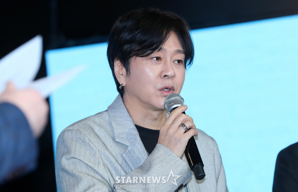 [서울=뉴시스] 김혜진 기자 = YB 윤도현이 17일 오후 서울 마포구 롤링홀에서 열린 새 앨범 '오디세이'(Odyssey) 발매 기념 쇼케이스에서 인사말을 하고 있다.   선공개 곡으로 컴백 예열에 돌입한 YB의 새 EP 앨범 'Odyssey'는 험난한 경험을 통해 성장하며 자아를 찾아 나가는 과정을 담고 있다. 올해 데뷔 30주년을 맞은 YB는 '새로운 여행을 떠나는 첫 발걸음'으로 모던메탈 장르를 선택했다. YB는 이번 앨범을 통해 국내 최고 메탈 전문가들과 협업해 파격적인고 실험적인 변화를 보여줄 예정이다. 2025.02.17. jini@newsis.com /사진=김혜진