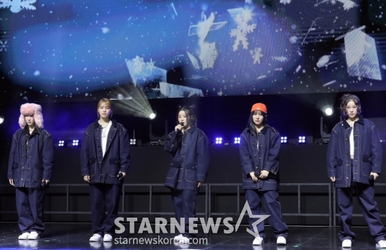 걸그룹 영파씨(YOUNG POSSE)가 4일 오후 서울 서대문구 예스24 원더로크홀에서 진행된 스페셜 앨범 'COLD' 발매 기념 쇼케이스에 참석해 멋진 무대를 선보이고 있다.  영파씨의 이번 앨범에는 타이틀곡 'COLD (feat.10CM)'를 중심으로 'Lovestagram', 'Blue Dot', 'Daddy Don't Leave Me', 'Santa Claus left me no goodz', 'Oskar's Drawing', 'COLD (YPS Colder Ver.)' 등 5개 가창곡과 2개 연주곡이 수미상관 구조를 이룬다. 특히, 각 트랙은 영파씨와 증경화가 뮤직비디오에서 연기한 인물들의 심경을 대변하는 만큼 보고, 듣는 재미를 모두 담고 있다. 2025.03.04 /사진=김창현 chmt@