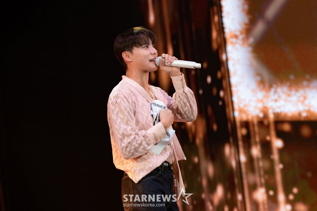 가수 김준수가 9일 서울 송파구 올림픽공원 KSPO DOME에서 열린 데뷔 20주년 기념 단독 콘서트 'JX 2024 CONCERT [IDENTITY] in SEOUL'(아이덴티티 인 서울, 이하 [IDENTITY])에서 멋진 무대를 선보이고 있다. / 사진제공=팜트리아일랜드, iNKODE /사진=김창현 chmt@