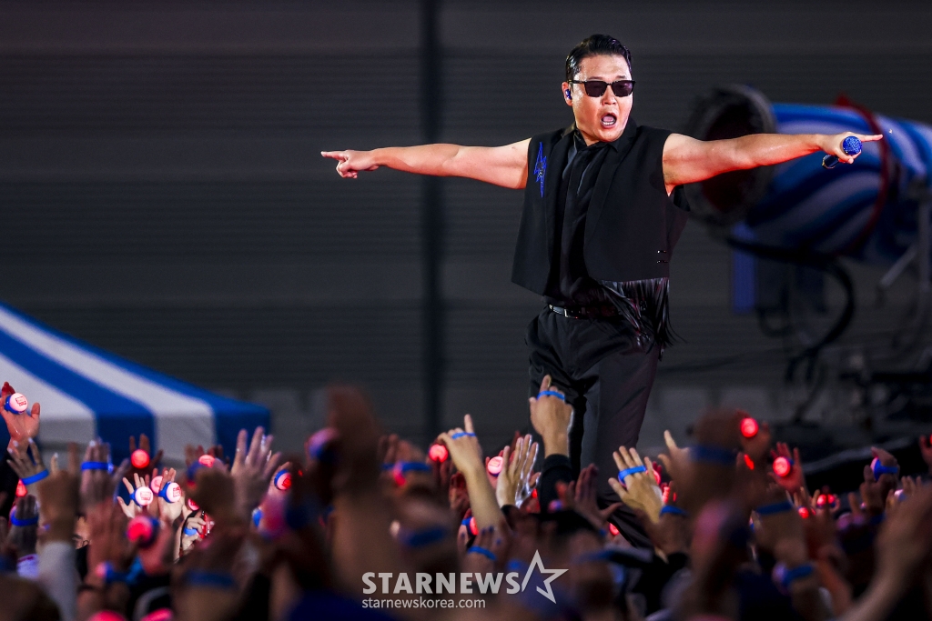 [인천=뉴시스] 정병혁 기자 = 가수 싸이가 17일 인천 서구 인천아시아드주경기장에서 열린 흠뻑쇼에서 공연을 펼치고 있다. 2024.08.17. jhope@newsis.com /사진=정병혁
