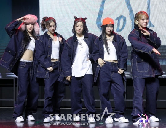걸그룹 영파씨(YOUNG POSSE)가 4일 오후 서울 서대문구 예스24 원더로크홀에서 진행된 스페셜 앨범 'COLD' 발매 기념 쇼케이스에 참석해 포즈를 취하고 있다.  영파씨의 이번 앨범에는 타이틀곡 'COLD (feat.10CM)'를 중심으로 'Lovestagram', 'Blue Dot', 'Daddy Don't Leave Me', 'Santa Claus left me no goodz', 'Oskar's Drawing', 'COLD (YPS Colder Ver.)' 등 5개 가창곡과 2개 연주곡이 수미상관 구조를 이룬다. 특히, 각 트랙은 영파씨와 증경화가 뮤직비디오에서 연기한 인물들의 심경을 대변하는 만큼 보고, 듣는 재미를 모두 담고 있다. 2025.03.04 /사진=김창현 chmt@