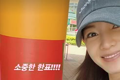 '정치색 논란' 카리나·홍진경 '곤욕'에도..정가은, 빨간 기둥 앞 "브이" 당당 인증샷 [스타이슈]