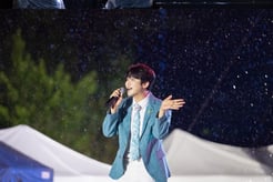 박민수, '제35회 한산모시문화제' 개막식 축하 공연..빗속 열창