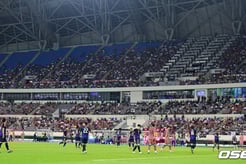 "이상한 광경" 日취재진도 놀랐다, 한일전 지고 있는데 '파도타기' 응원