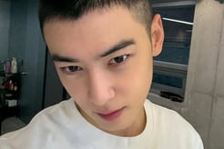 '훈련병' 차은우, 성당서도 '얼굴 천재' 웅성웅성..설거지 열심[스타이슈]