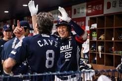 '양의지 멀티포+정수빈도 폭발'→김윤하에 17연패 안겼다... 9·10위 맞대결서 두산이 압도 [고척 현장리뷰]