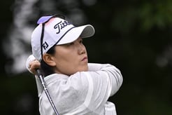 '美 진출 10년 만에' 88년생 이정은, 첫 LPGA 우승 보인다... 5연속 버디→단독선두 '우뚝'