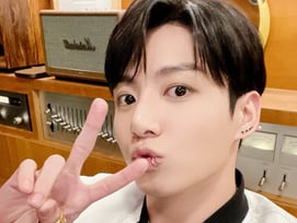 서울은 '정국 랜드'! 방탄소년단 정국 생일 기념, 팬들 대계단 초대형 래핑광고→성수 카페 거리 가로등 배너