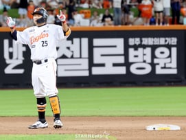 [포토]'무사 만루에 싹쓸고 싶었는데' 2타점 김태연
