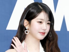 뉴욕타임스"지수·장원영 등 볼빨간 오버 블러셔가  K뷰티 트렌드" [K-EYES]