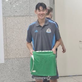 '대선배 SON 사인받고 신난 뉴캐슬 유망주' 박승수 "유니폼은 교환 못 했다" 그래도 싱글벙글