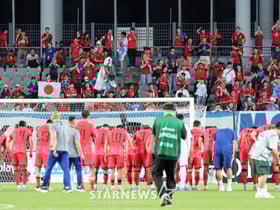 [포토]'한일전 통한의 0-1패배' 일본응원단에 인사하는 태극전사들