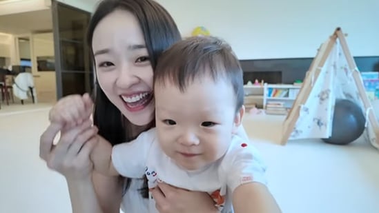 엄마 된 손연재, 15개월 된 子 얼굴 최초 공개
