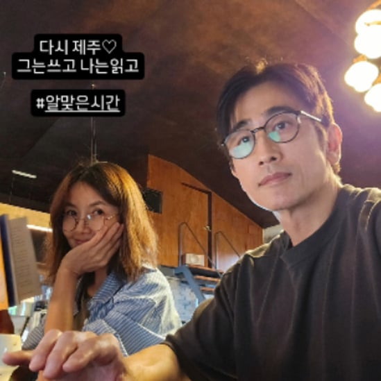 신애라, '황순원문학상' 차인표와 제주 行 "그는 쓰고 나는 읽고"
