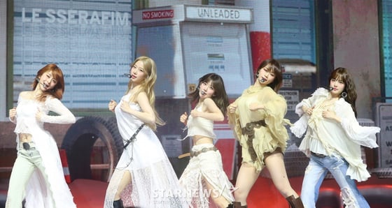 [서울=뉴시스] 김혜진 기자 = 그룹 르세라핌이 14일 오전 서울 광진구 예스24라이브홀에서 열린 다섯 번째 미니앨범 'HOT(핫)' 발매 기념 쇼케이스에서 무대를 선보이고 있다.   타이틀곡 'HOT'은 록(Rock)과 디스코(Disco)를 가미한 팝 장르의 곡이다. 2025.03.14. jini@newsis.com /사진=김혜진